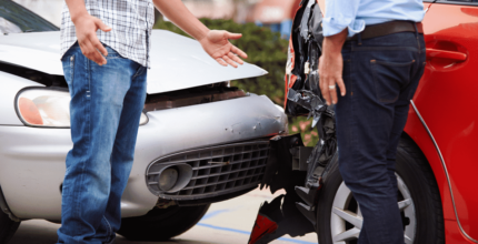 si eres golpeado por un automovil sin seguro puedes demandar al conductor en los estados unidos