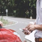 ¿Cuánto dinero puedo recibir por un accidente con un conductor sin seguro en los Estados Unidos?