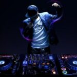 Cómo Contratar un DJ para una Fiesta: Consejos y Requisitos